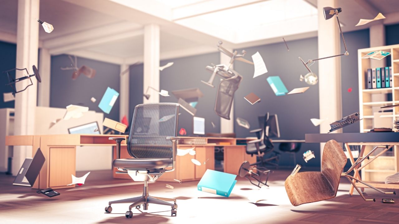 Chaos im Büro, Büromöbel fliegen umher. Spiegel für Inkohärenz.