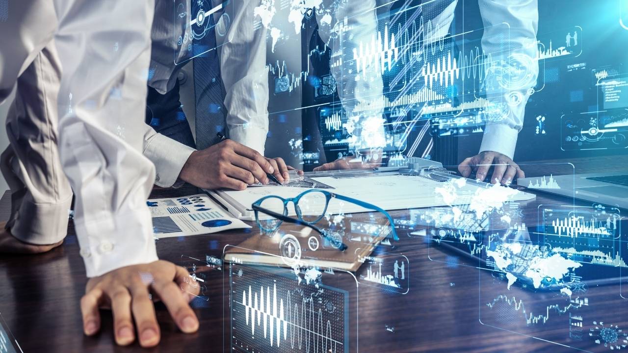 Engineering Team arbeitet gemeinsam an einem schreibtisch an neuen Innovationen. Co-Creation fördern kreative Lösungen und Innovation im Team. Fokus liegt auf Teamarbeit, Innovationsprozess und kreative Zusammenarbeit