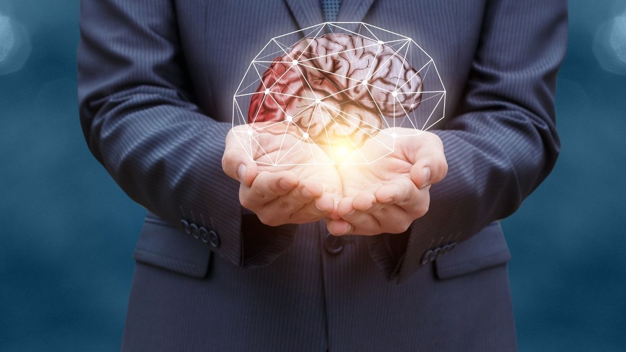 Mann hält ein Gehrin und sieht von außen drauf, wie vernetzt es ist. In der Beobachterrolle erschafft er ein neues Bewusstsein und gestaltet seine Realität als Creator.