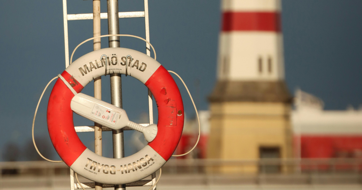 Bild på avtals­signering – do-be consulting utvecklade modelldokumentation för AML och KYC-processer i en retailbank.