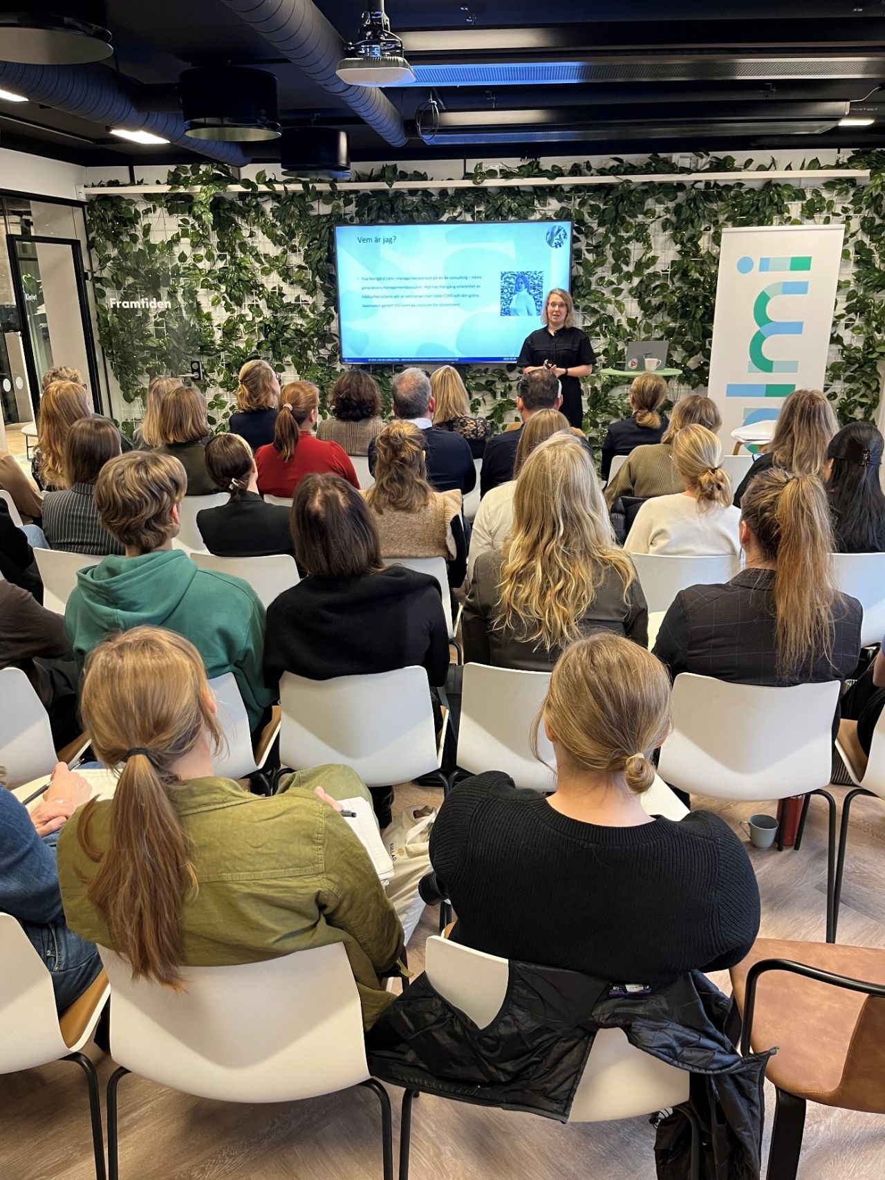 En bild som föreställer Eva-Lotta Runfors, föreläsare do-be consulting
