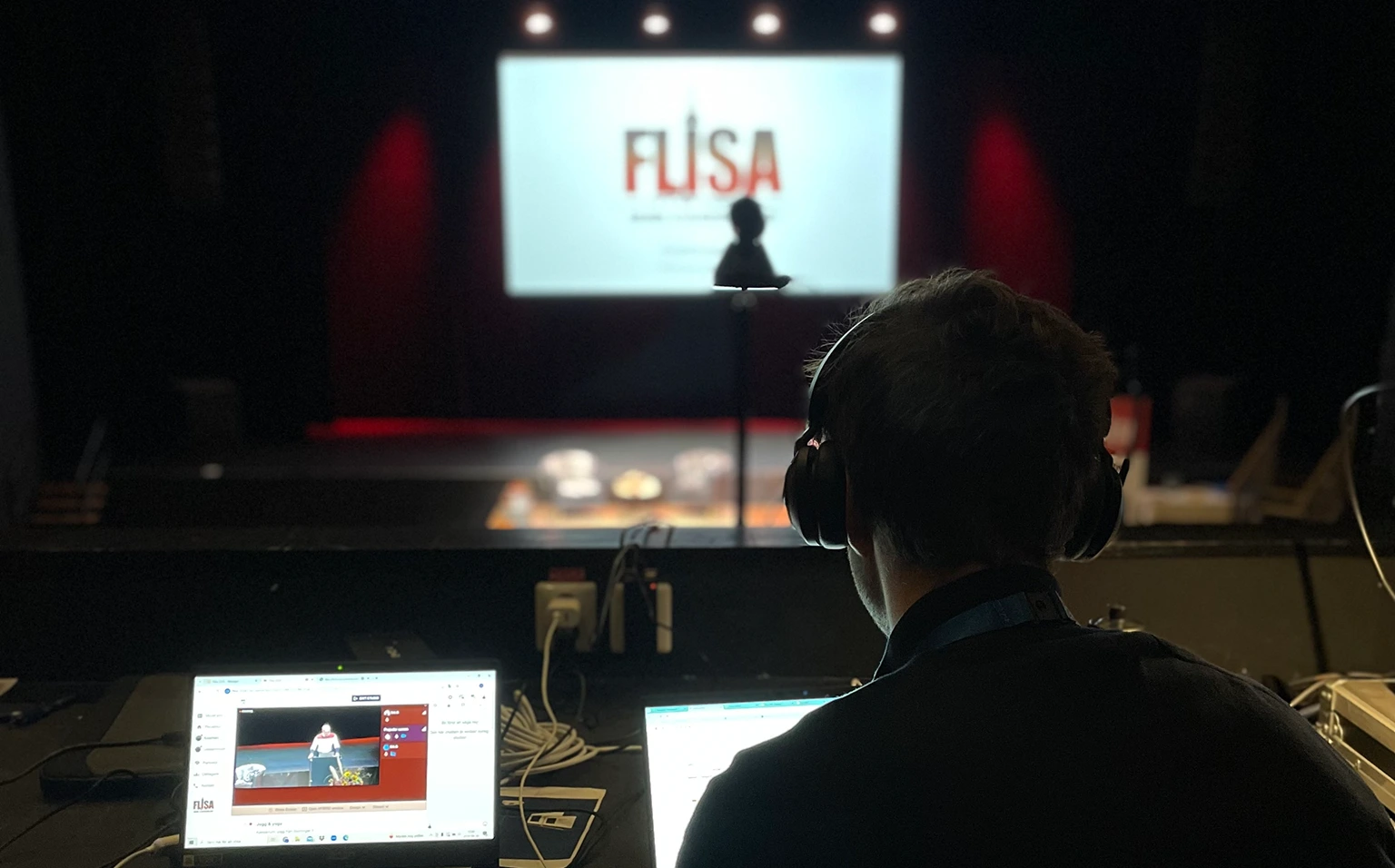 Bild på man framför datorer