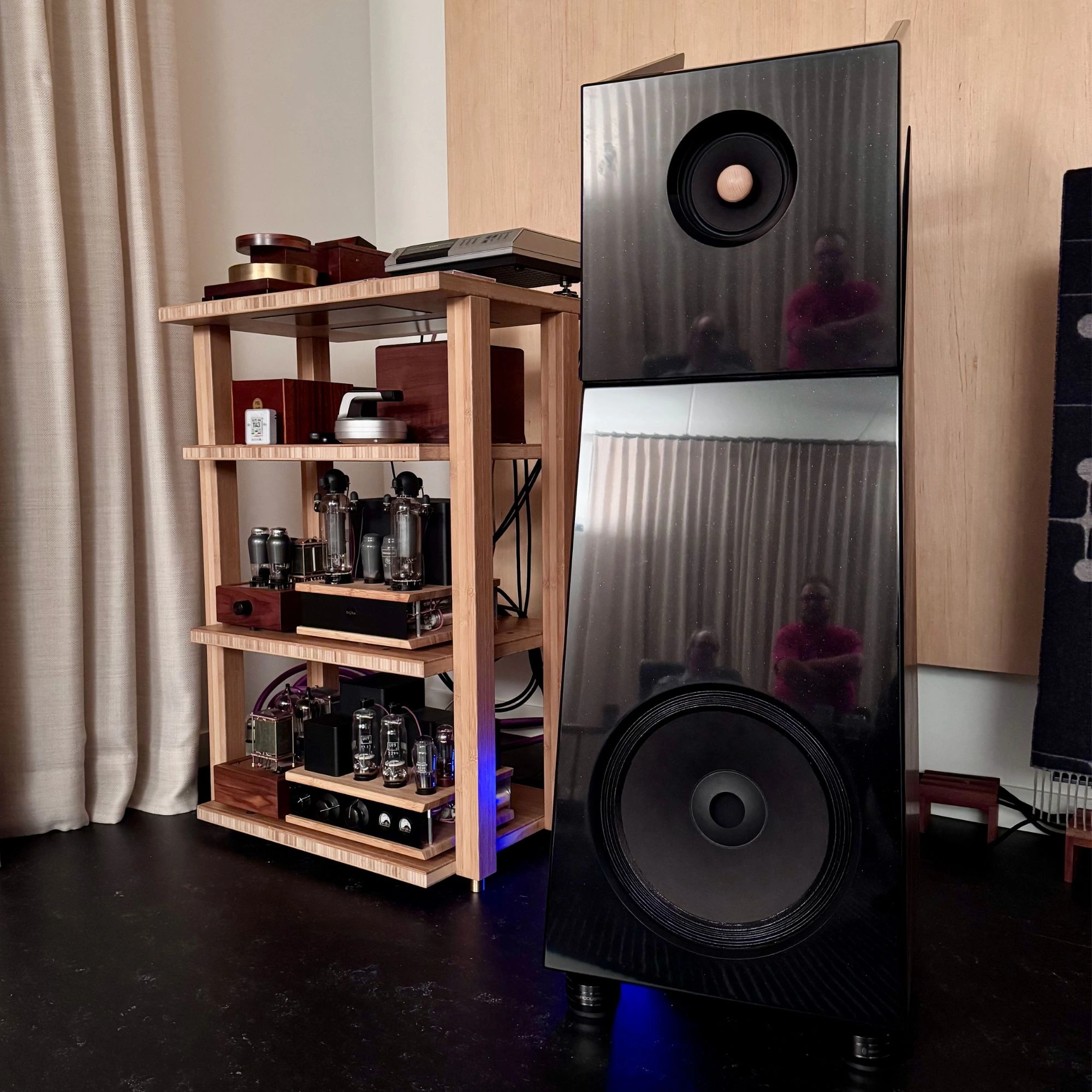 Loudspeakers Closer Acoustics Flying Dutchman on living room
