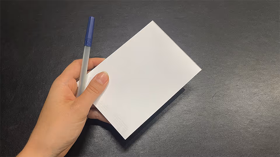 Papier wird auf einen Tisch gelegt