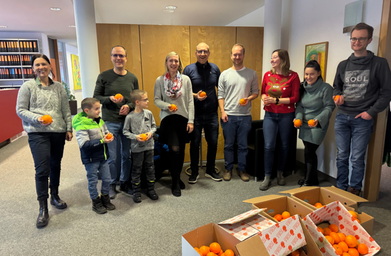 Das Team von MITTENDORFER+DORNETSHUBER mit frischen Orangen