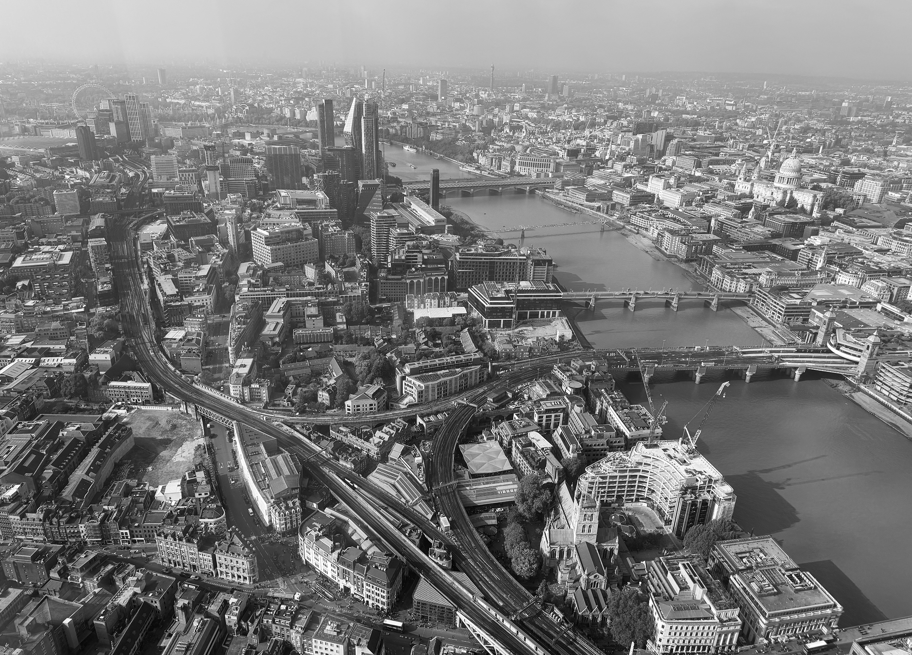 Luftaufnahme der Londoner Innenstadt mit der Themse und mehreren Brücken