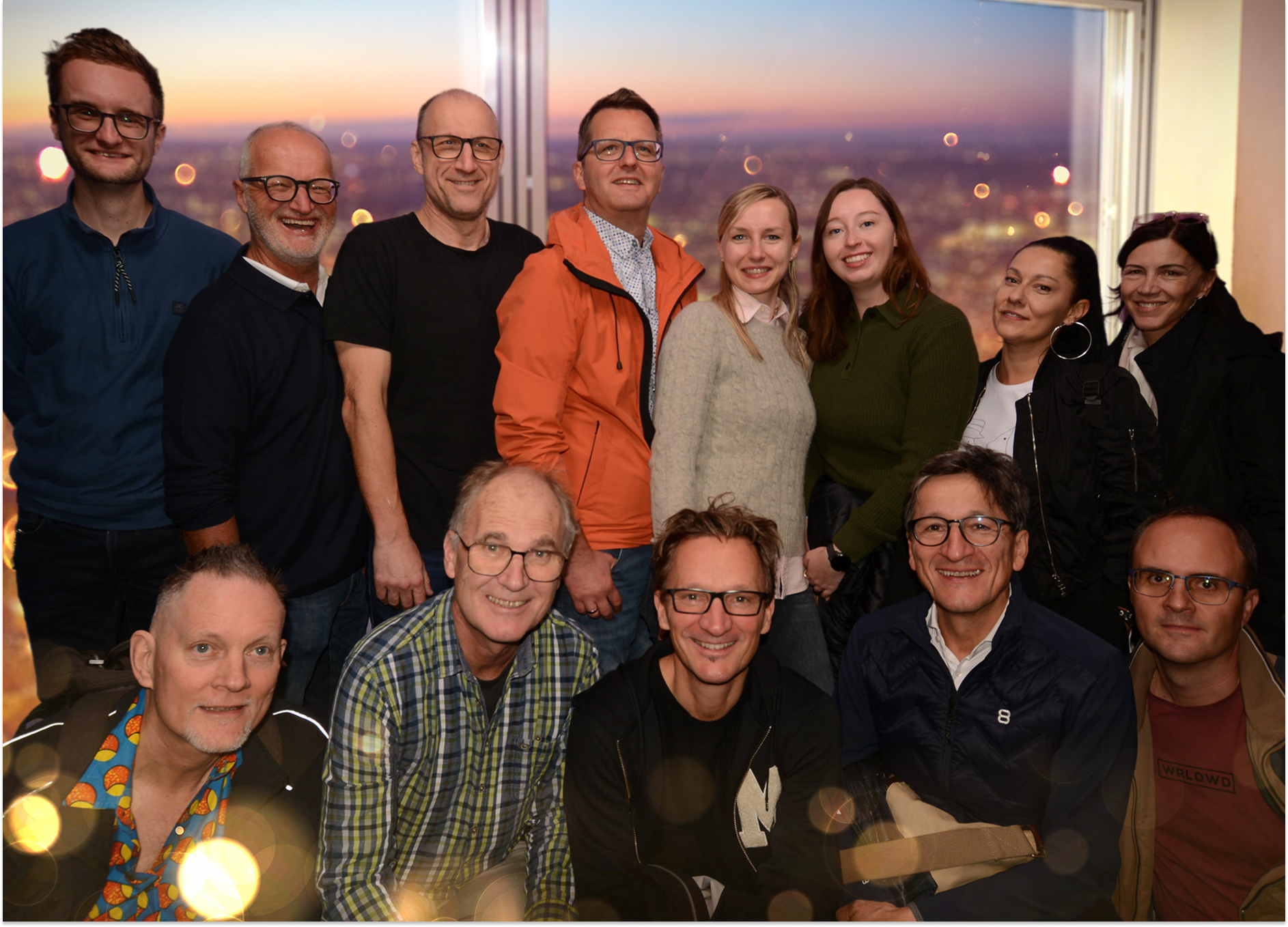 Gruppenfoto des Teams von Mittendorfer + Dornetshuber bei der Weihnachtsfeier.