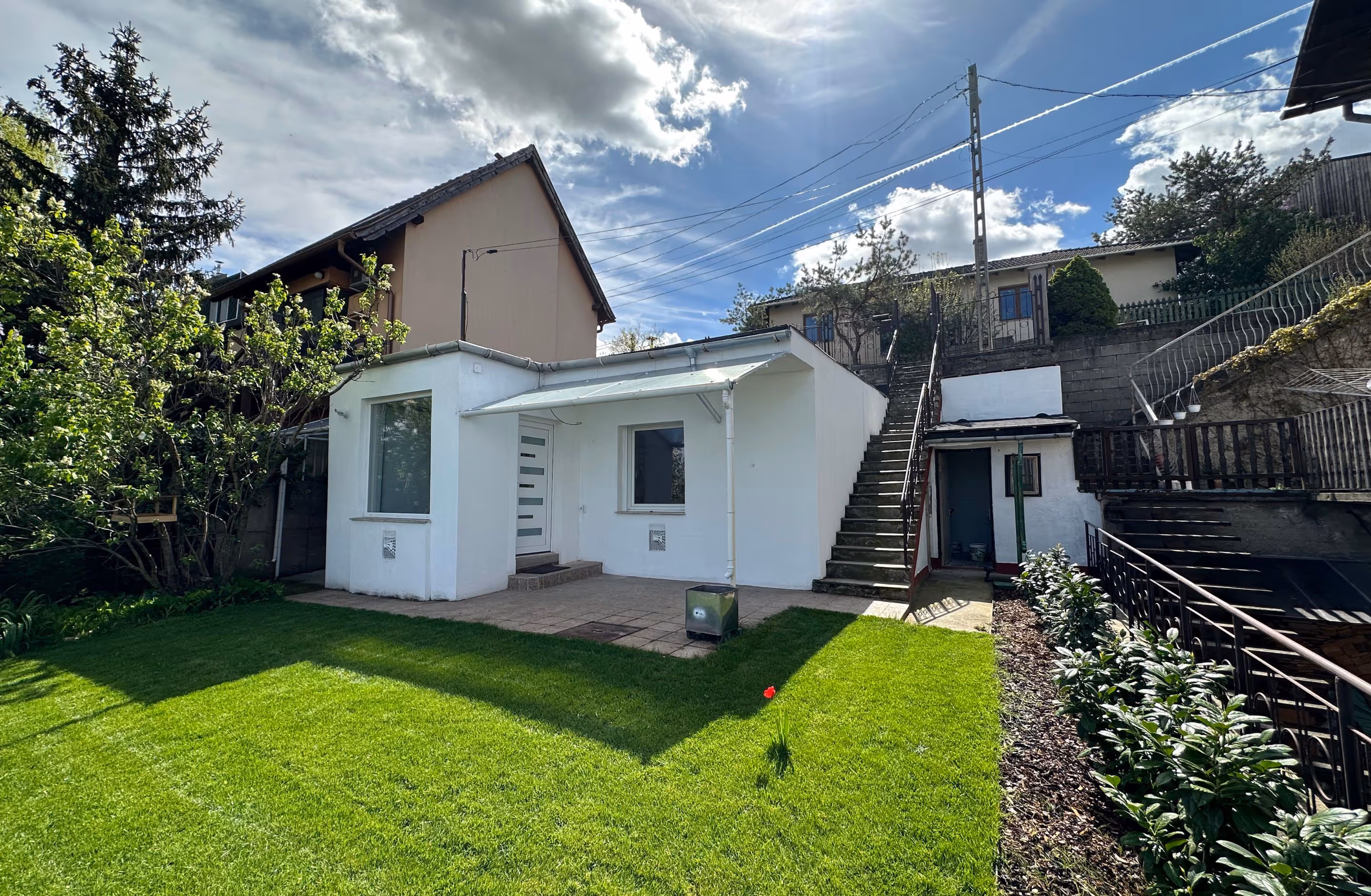 Felújított ház zöld kerttel.