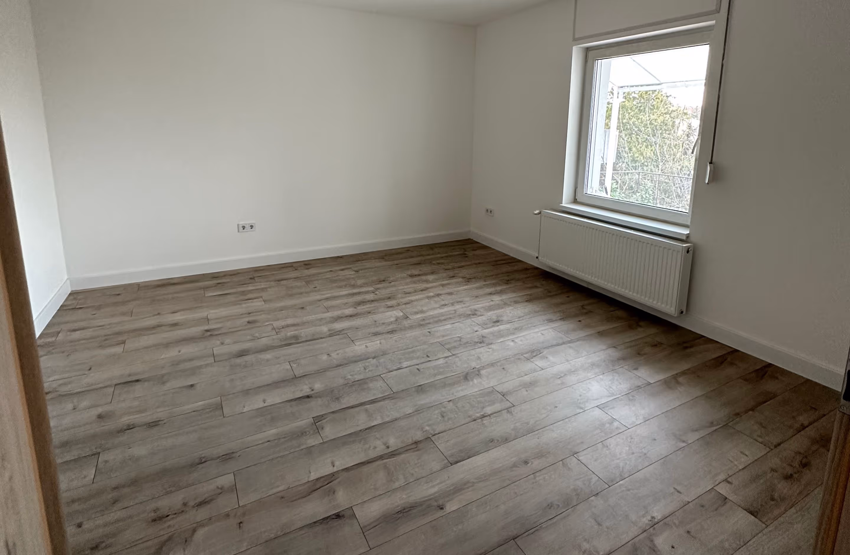 Melegburkolás laminált parkettával.