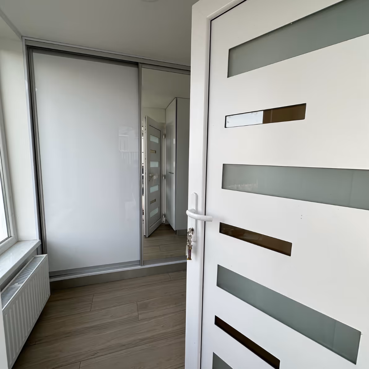 Bejárati ajtó és előszoba felújítása.