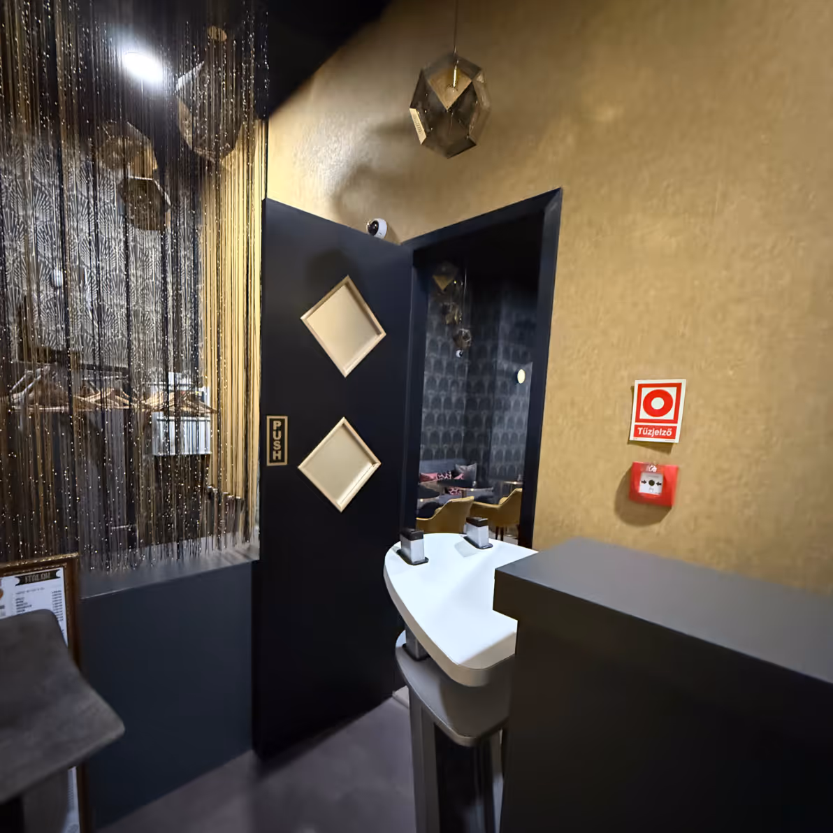 Prémium felújított bárhelység.