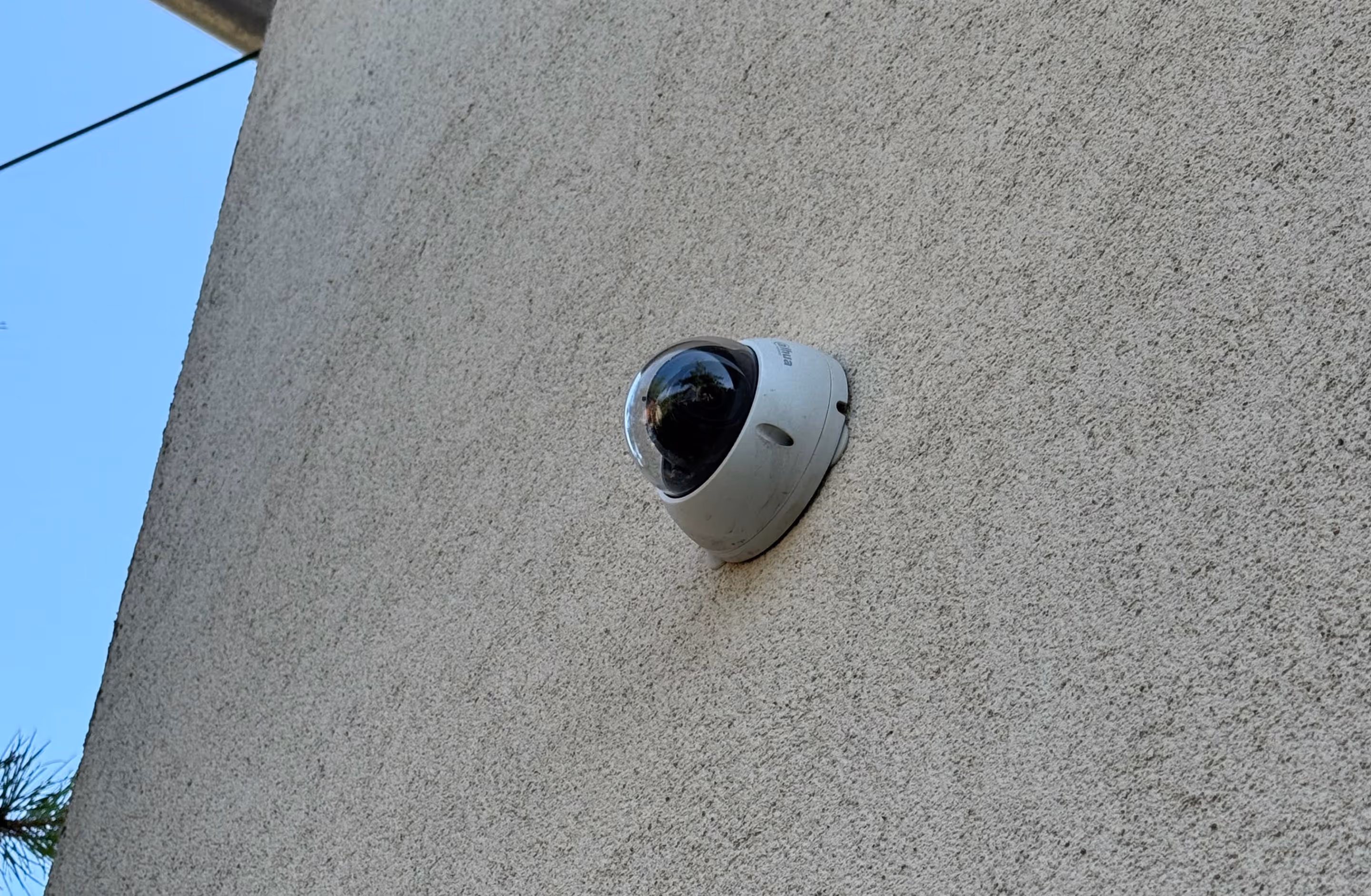 Biztonsági kamera háznak a falán