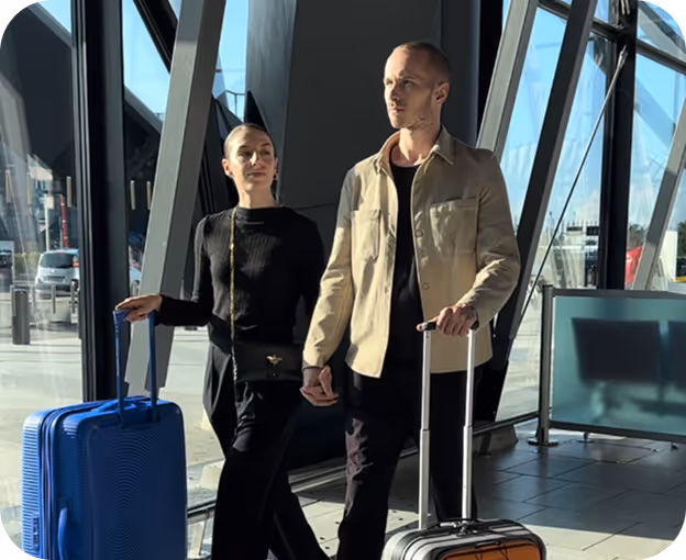 ilona et son copain à l'aéroport en train de se tenir la main