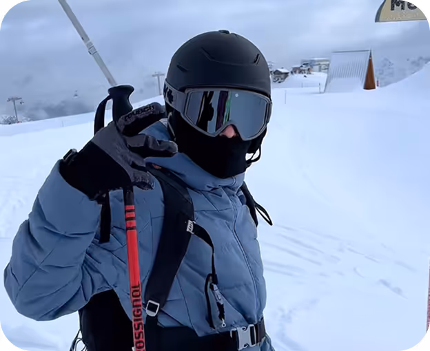 un homme au ski avec un casque, issu d'une campagne lyvoire