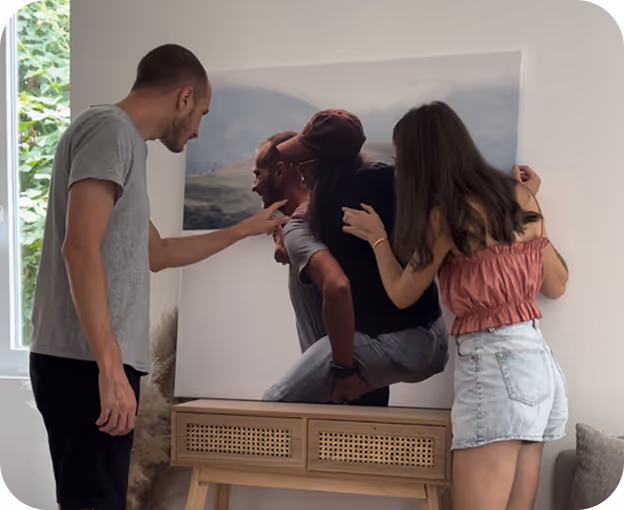ilona et son copain avec un cadre photo d'eux deux