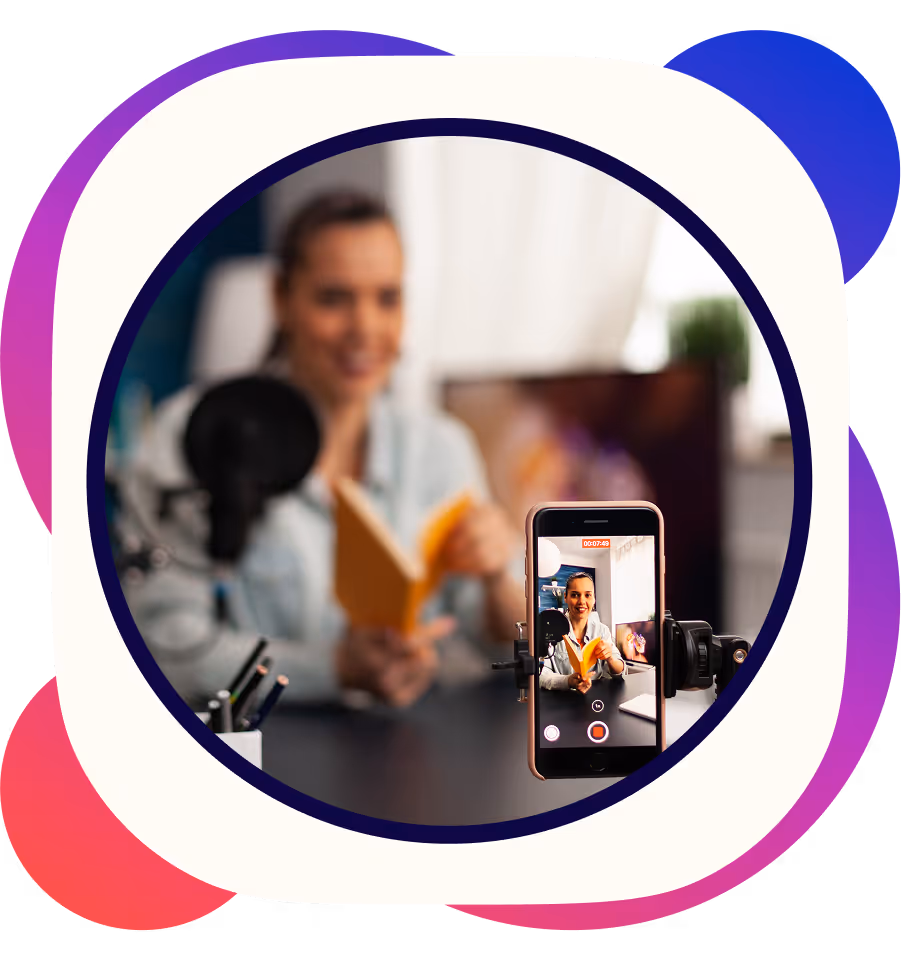 une femme en train de se filmer avec son iphone