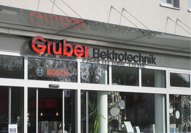 Beschriftung beim Eingang von Gruber Elektronik