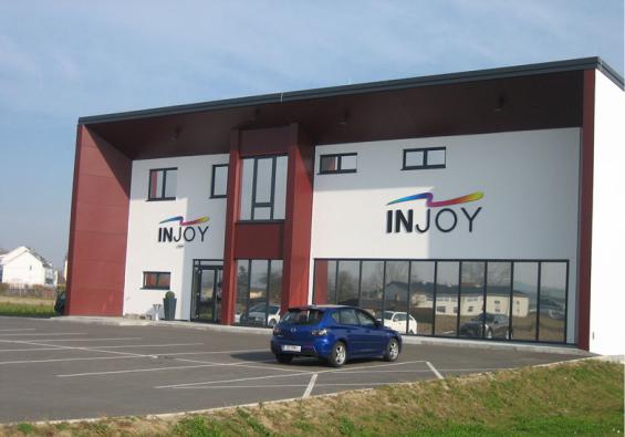 Das Gebäude von Injoy mit Beschriftung