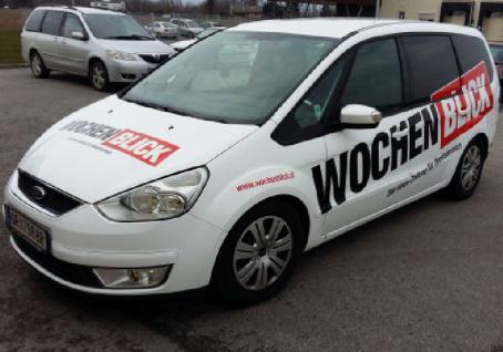 Ein weißes Auto mit Schriftug