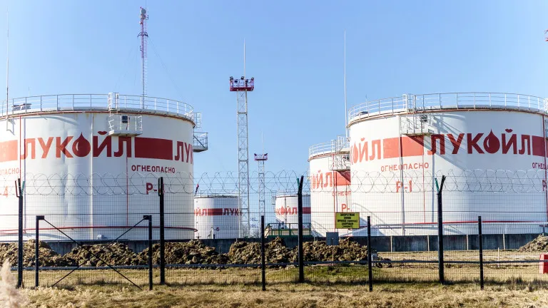 Изолиран мълниеприемник над газово стопанство с обозначителни табели за взривоопасна зона 