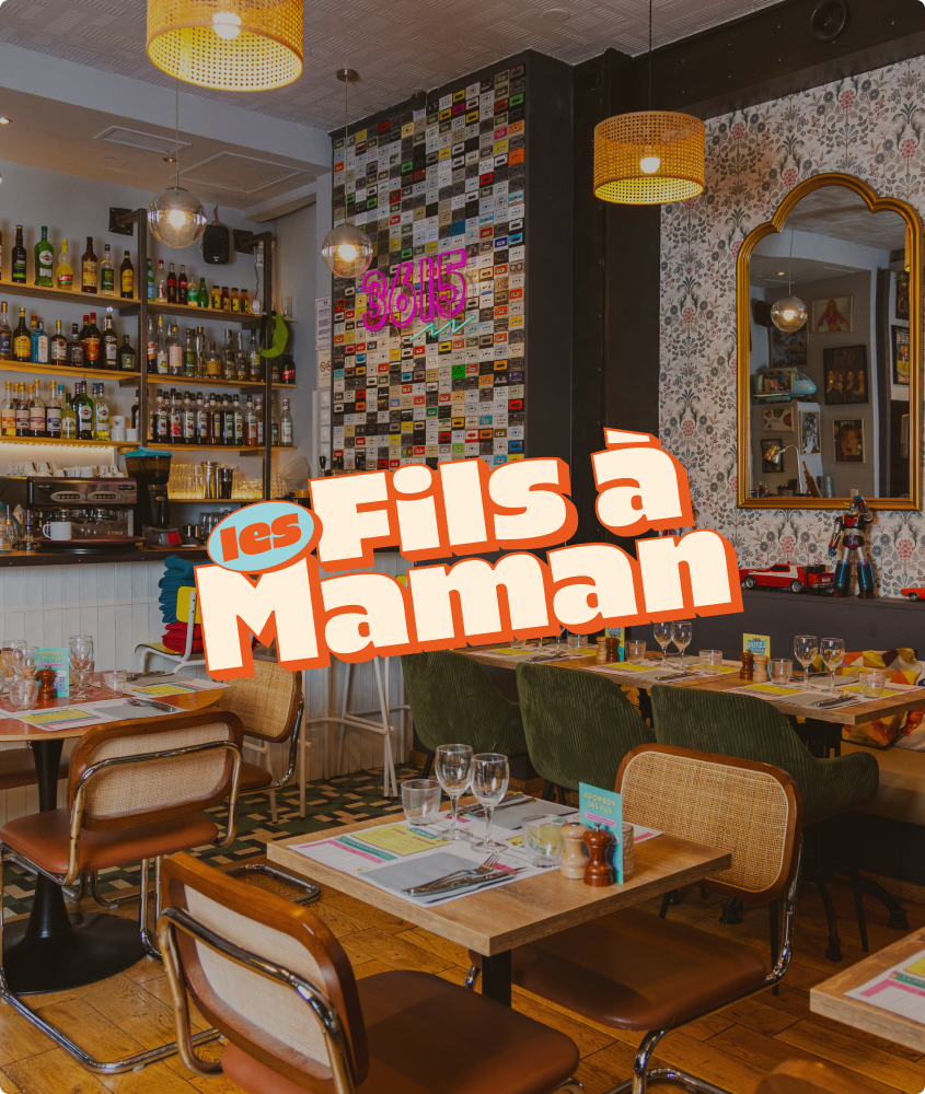 Intérieur du restaurant Les Fils à Maman avec décoration rétro inspirée des années 80-90 et tables dressées. Logo au centre de l'image