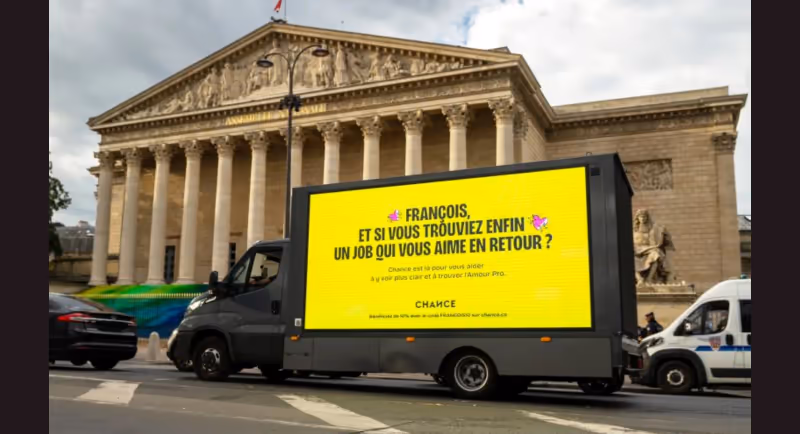 Illustration du billet de Ludovic de Gromard : Un camion Chance devant l'Assemblée nationale