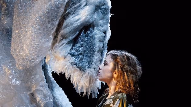 Pytel na odpadky? Raději nestvůru a placentu z polymerů na těle tanečníka