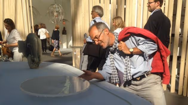 Má své obdivovatele, kupce i napodobitele po celém světě – české ateliérové sklo