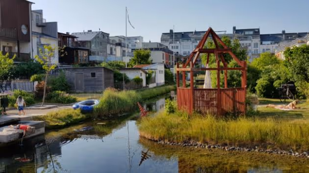 Dešťovou vodu je třeba v našich městech zadržovat, a ne ji z nich odvádět. V Česku tento přístup chybí, ve Skandinávii jej úspěšně uplatňují