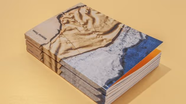 Soustřeďme se na nenápadné souvislosti! vyzývá letošní vydání Material Times