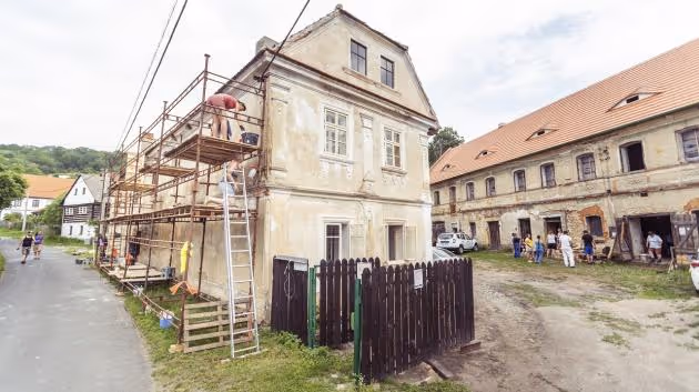 Čekalo se, že klasicistní statek v Chlumu někdo koupí nebo že spadne a vznikne parcela. Dnes ho opatruje Ondřej Suchánek