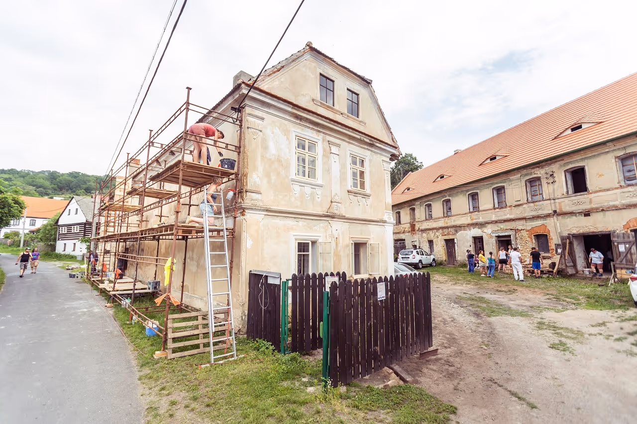 Čekalo se, že klasicistní statek v Chlumu někdo koupí nebo že spadne a vznikne parcela. Dnes ho opatruje Ondřej Suchánek
