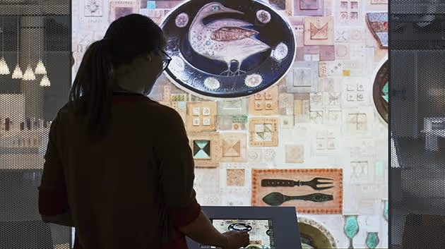 Sklad, který žije. Finové přišli na to, jak vystavit dílo svého slavného designéra Wirkkaly a výtvarnice Bryk