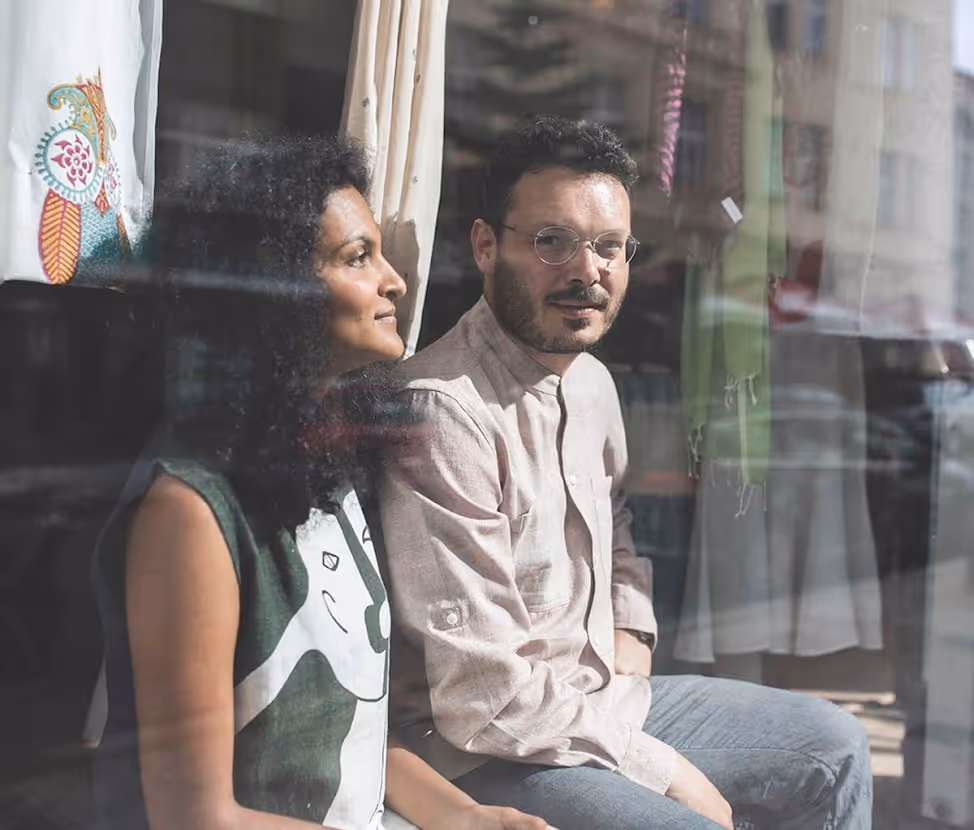 Anvita Jain získala MFA v oboru 2D design na Cranbrook Academy of Art, Michigan, USA, po studiích ve Velké Británii a Indii. Kryštof Kříž získal magisterský titul v oboru vizuální komunikace na BIAD ve Velké Británii, po studiích v Německu a České republice. Anvita Jain a Kryštof Kříž působili také jako vyučující umění a designu na Prague City University.