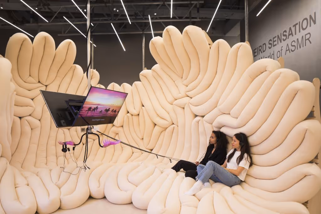 Intimita na dálku. ASMR se představuje v londýnském Design Museu.
