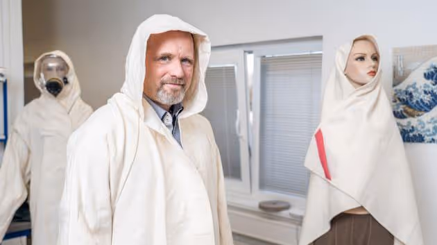 Dal by za něj ruku do ohně! Adam Lučaník vyvinul nehořlavý župan, první svého druhu na světě