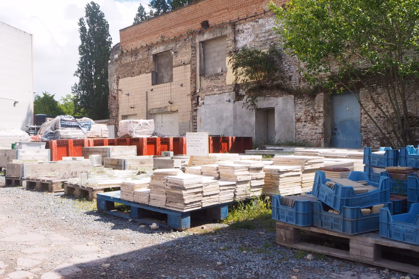 Ekonomika nových materiálů vytváří kulturu jednorázovosti. S bruselským kolektivem ROTOR o organizaci materiálního prostředí