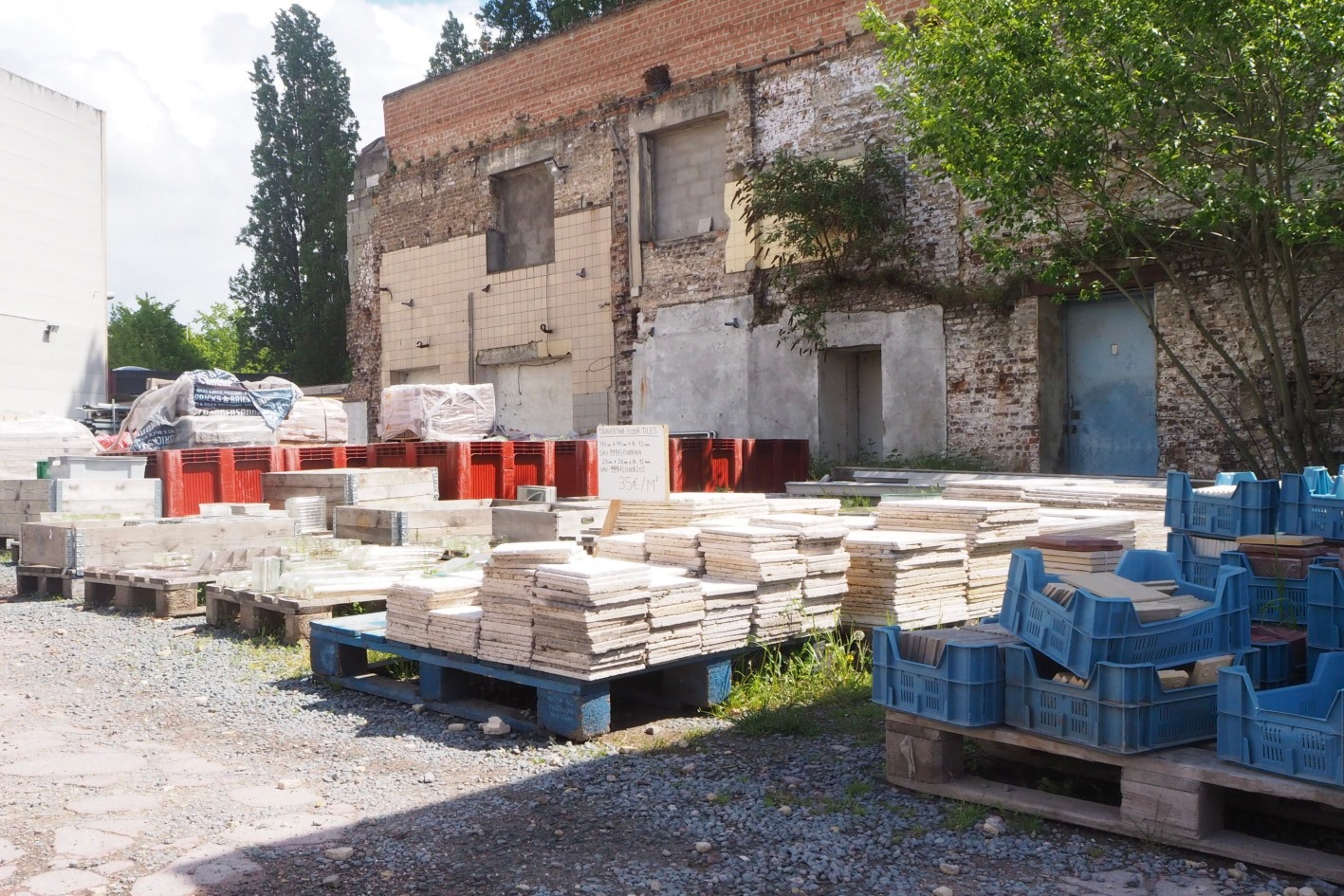 New Materials Foster a Culture of Disposability. On the Possibilities of Market-Based Material Reuse with the Brussels-Based Collective RotorDC