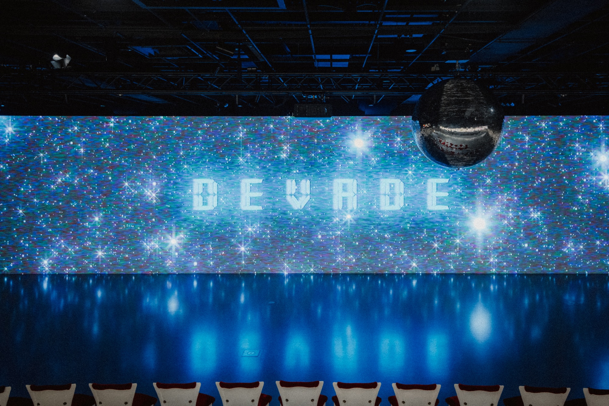 DEVADE: Architektura Prahy mezi přísností a diskotékou. Nová kniha a výstava v CAMPu mapují město v éře devadesátek