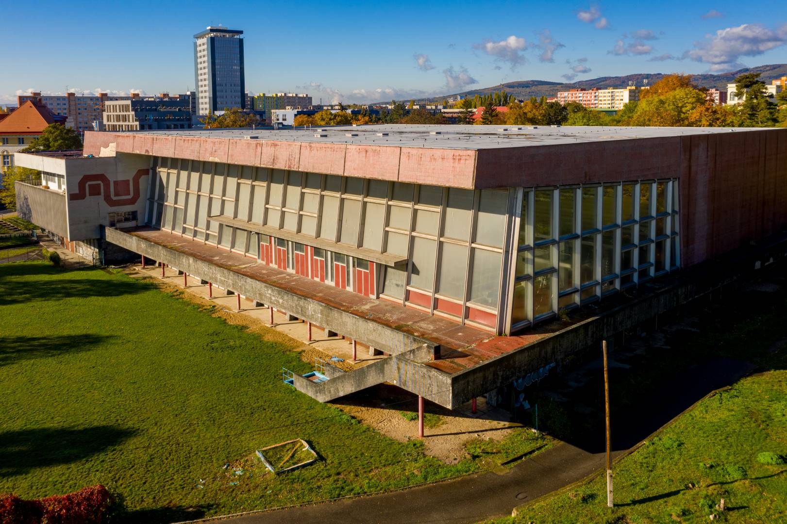 Městské lázně Chomutov - brutalistní ikona města dostává novou budoucnost