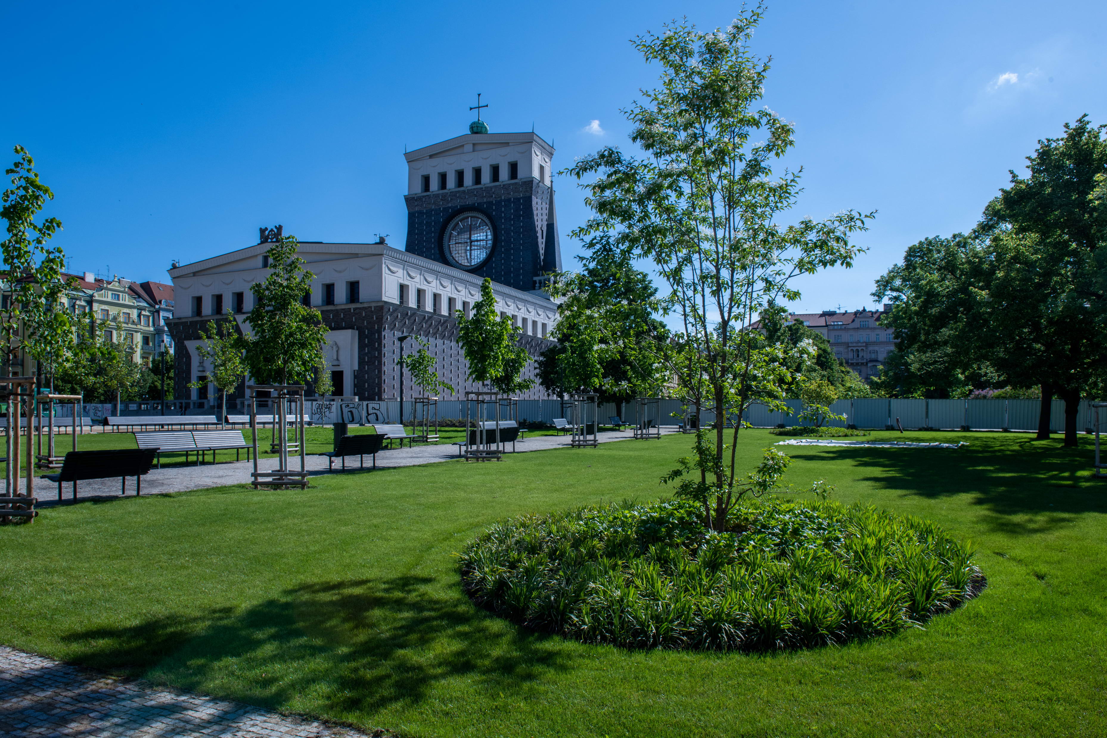 Náměstí Jiřího z Poděbrad: Mezi klimatickou adaptací, urbanistickou vizí a vypjatými emocemi
