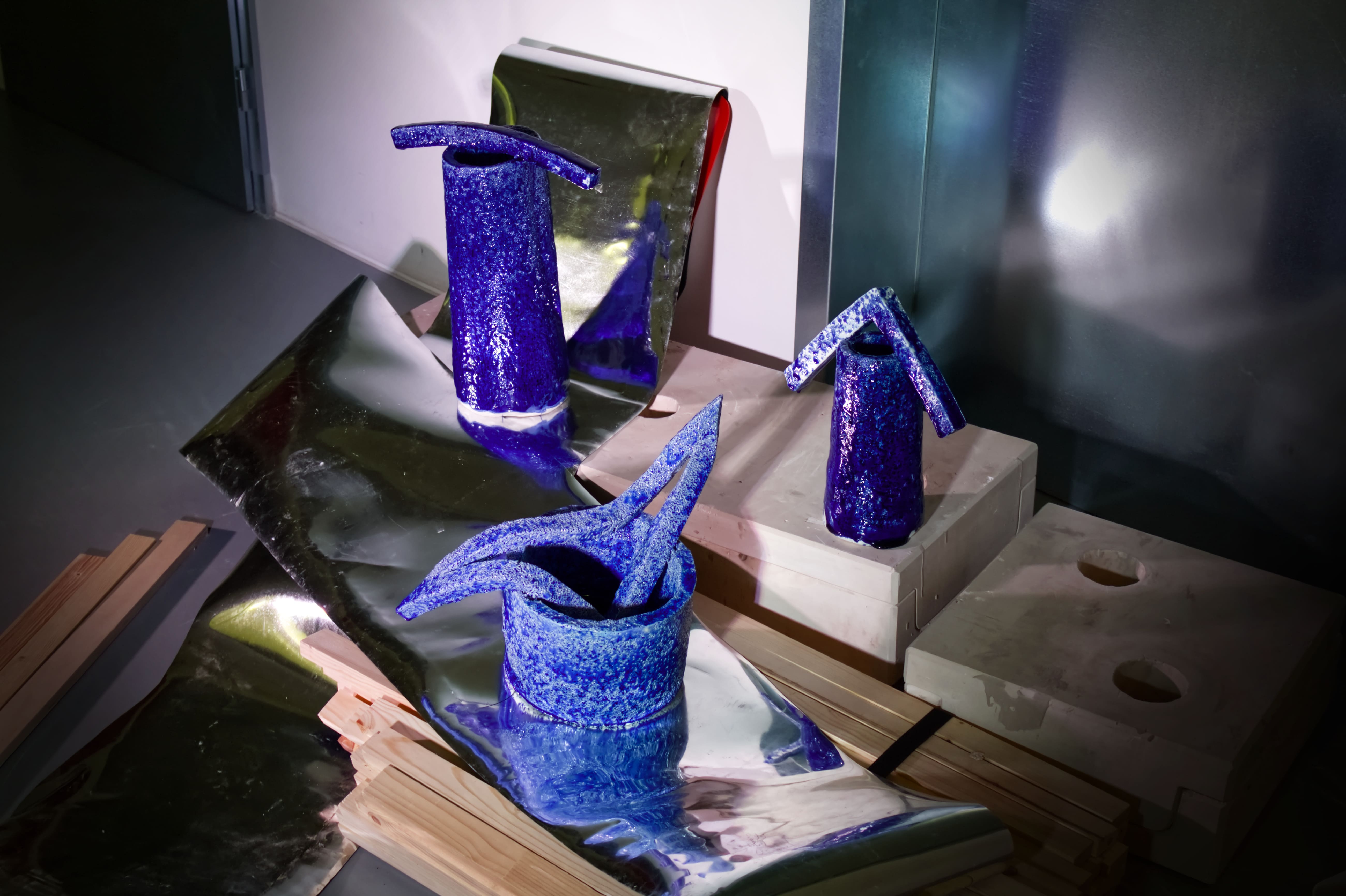 VDRO: Designér Jan Čihák taví odpadní sklo do porcelánu a z vědra dělá objekt na hraně umění a designu.