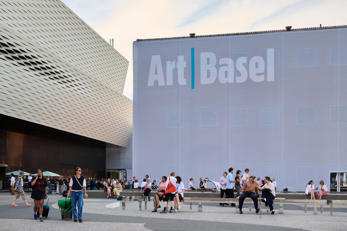 Art Basel Paris 2026: do Paříže se vrací 211 galerií z 41 zemí