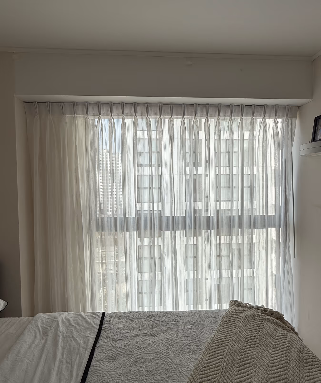 Cortina de Tul que está instalada en una habitación blanca