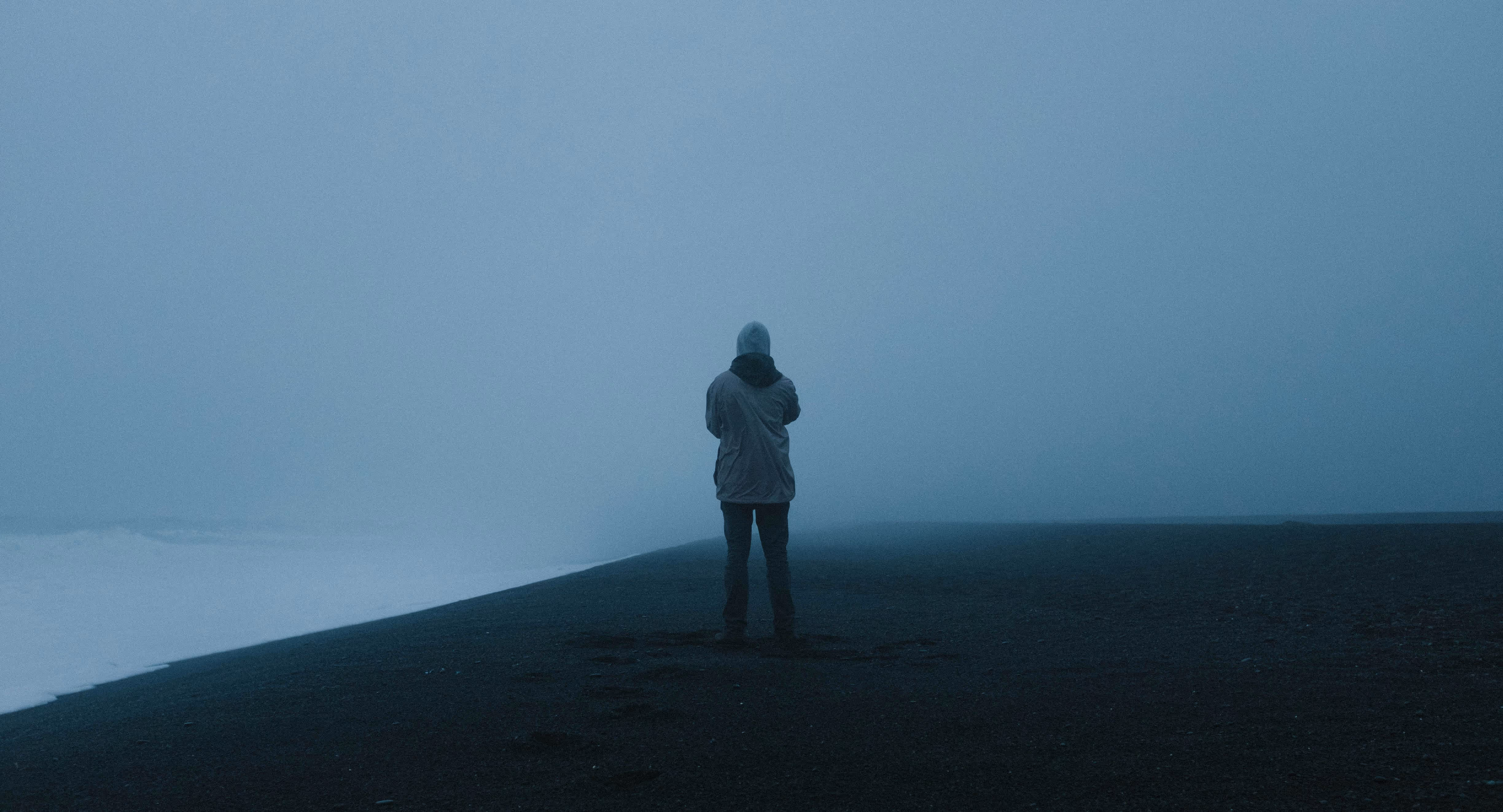 Eine einsame Person im dunklen Nebel