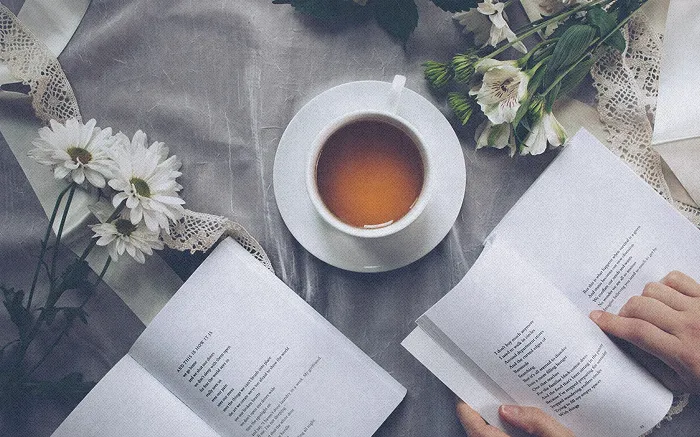 Moment de détente avec du thé et de la lecture – une approche naturelle pour réguler sa glycémie.