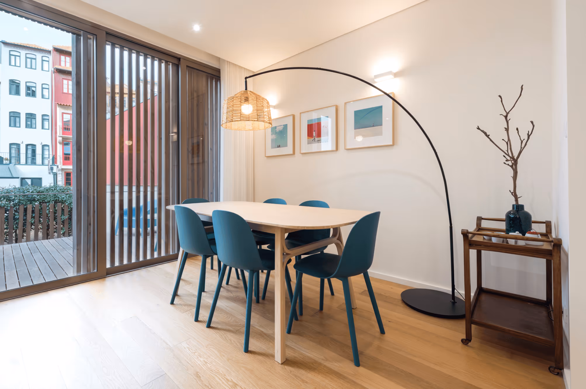 Livingroom with a big table and chairs.
