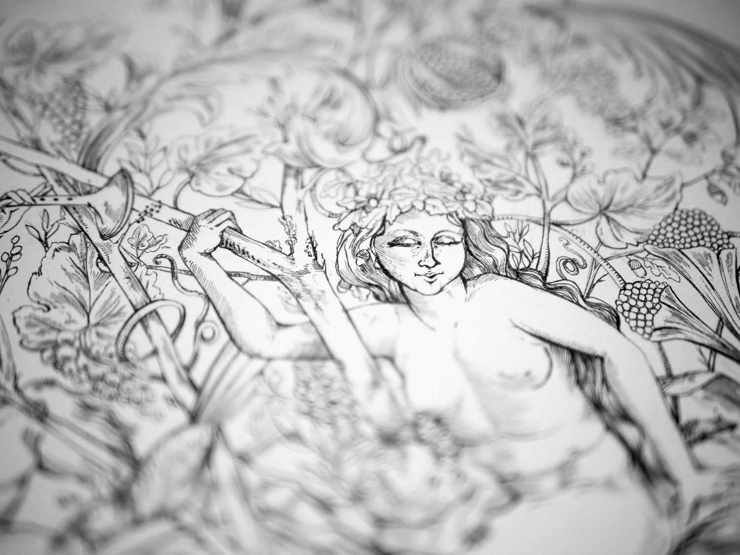 Illustration au trait en noir et blanc d’une femme couronnée de fleurs, entourée de motifs floraux détaillés.
