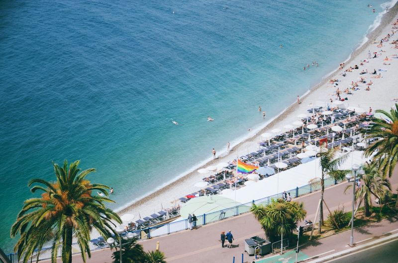Paysage naturel de la Côte d’Azur, zone sensible protégée par des solutions anti moustiques Biobelt.