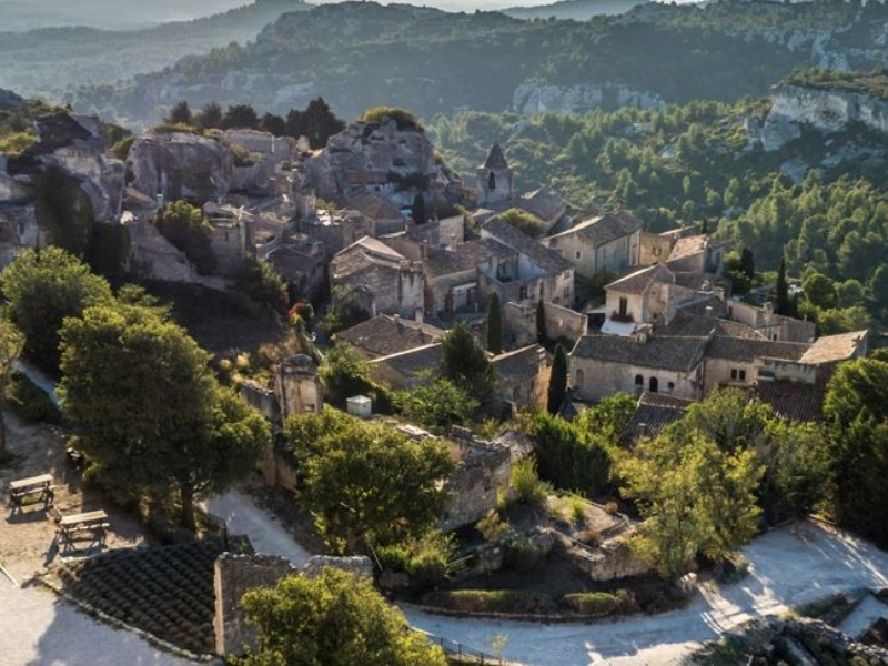 Paysage de Provence protégé par les solutions anti moustique extérieur professionnelles Biobelt.